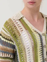 Sweater de crochet modelo Lenka, confeccionado con mezcla de algodón orgánico y lino. Presenta diseño de rayas verticales en la parte superior y horizontales en la inferior, con cuello camisero, mangas cortas y cierre frontal de botones.