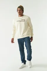 Buzo de felpa verde oliva con logo estampado en el frente, cuello redondo y puños. Confeccionado en 80% algodón y 20% poliéster.