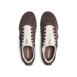 Sneaker Merrell modelo Relay de perfil bajo, en color marrón con detalles en tonos tierra. Presenta un diseño técnico con empeine de ante y malla transpirable, cierre de cordones en color crema y suela de caucho con textura distintiva en el lateral.
