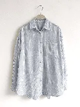 Camisa de corte holgado confeccionada en popelina a rayas verticales blancas y celestes. Presenta cuello clásico, cierre frontal con botones de nácar, mangas largas con puños y un bolsillo aplicado en el pecho izquierdo.