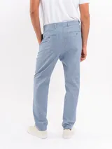 Pantalón de corte recto color celeste melange, confeccionado en mezcla de algodón y lino, con bolsillos laterales y trabillas para cinturón.