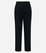 Pantalón de vestir gris, de corte zanahoria, con lazo en la cintura y pliegues frontales.