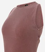 Vestido midi de rib de algodón color verde grisáceo, sin mangas, con cuello redondo, textura acanalada y recorte abierto en la espalda. Presenta un efecto marmolizado.