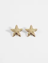 Par de caravanas pequeñas con forma de estrella metálica color dorado.