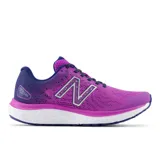 Championes de running New Balance modelo 680 v7, color fucsia con detalles en azul oscuro y blanco. Presentan empeine de malla técnica transpirable sin costuras, entresuela con tecnología Fresh Foam de doble densidad para mayor amortiguación y suela de caucho para mayor durabilidad.