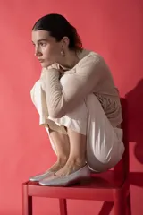 Chatas planas de cuero color plateado metálico, con punta cuadrada y un pequeño tacón bajo de madera.