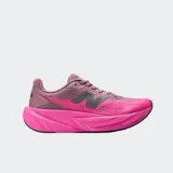 Championes de running New Balance FuelCell Rebel v5, color rosado con entresuela alta y logo N en gris oscuro.