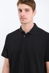 Remera verde con cuello polo y tapeta de dos botones. Corte clásico y mangas cortas.