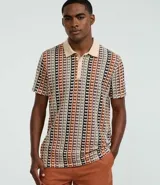 Camisa polo de hombre confeccionada en jacquard con textura ondulada. Modelo comfort con cuello abotonado contrastante y manga corta.