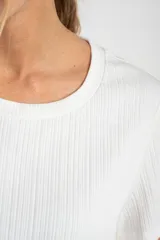 Remera negra de manga corta con cuello redondo y textura acanalada.