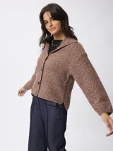 Cardigan de punto jaspeado en tonos marrones, con cuello solapa, cierre frontal de botones y mangas largas con diseño holgado.