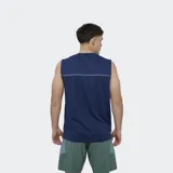 Musculosa deportiva Umbro Balance de color negro, con detalles de ribetes grises en el pecho y el logo de la marca bordado en blanco.