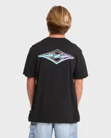 Remera Billabong de manga corta y color negro, con diseño gráfico estampado en la espalda que presenta un rombo con ondas de colores degradados en tonos celestes y violetas.
