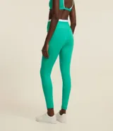 Legging deportiva color verde con cintura alta en contraste color blanco. Confeccionada en tejido de poliamida y elastano, con ajuste ceñido al cuerpo.