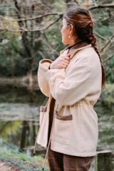 Chaqueta de silueta relajada, confeccionada en paño de lana color verde militar con detalles en pana de algodón marrón en el cuello y los bolsillos. Cuenta con cuello alto, bolsillos frontales amplios y cordón regulable en la cintura.