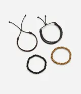 Set de cuatro pulseras para hombre, que incluye dos pulseras de cordón trenzado marrón con nudo corredizo, una pulsera de cuentas de madera clara y una pulsera de cuentas de madera oscura.