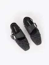 Ballerina Crush confeccionada en cuero vacuno con efecto arrugado y terminación en punta cuadrada. Presenta tira con hebilla metálica grande en el empeine, detalles de lazos decorativos en la puntera y tira elástica en el talón. Cuenta con un taco bajo de 1 cm.