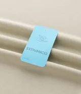 Remera deportiva de manga corta y cuello redondo, confeccionada con tecnología Dry para mayor transpirabilidad y control de la humedad. Presenta un diseño liso en color verde claro con un pequeño estampado de lettering en la parte inferior.