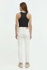 Pantalón de jean color blanco off-white, de corte recto y tiro mid-rise, con costuras pespuntadas en contraste y terminación desmechada en el ruedo.