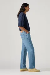 Pantalón de jean celeste de corte recto.