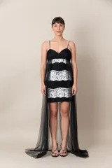 Vestido corto negro con breteles finos y sobrefalda de tul, combinado con encaje crudo.