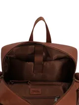 Mochila de cuero natural color marrón, con diseño estructurado. Cuenta con un compartimento superior con cierre, un bolsillo frontal con solapa y hebillas metálicas decorativas, y bolsillos laterales. Presenta un logo grabado en el frente y manija superior.