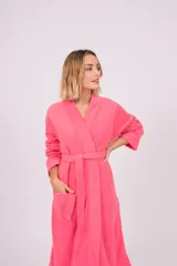 Bata azul marino de toalla con cuello esmoquin, lazo para ajustar en la cintura y bolsillos laterales.