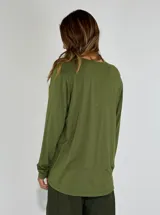 Blusa verde militar de mangas largas.