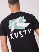 Remera de manga corta color blanco con estampado gráfico en la espalda que incluye el logo de la marca en negro sobre un fondo rectangular lila.