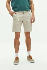 Bermuda de gabardina color gris con logo bordado, bolsillos laterales y traseros, cierre con cremallera y pasacintos.