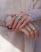 Pulsera de eslabones circulares con diseño orgánico y textura irregular, elaborada artesanalmente en metal con acabado dorado.