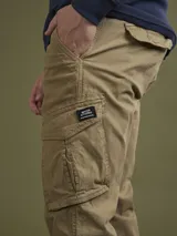 Pantalón cargo negro con bolsillos laterales con solapa, corte ajustado y tobillos elastizados.