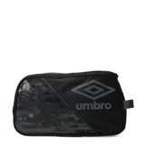 Botinera deportiva Umbro modelo Stash, color negro, con cierre superior y logo de la marca estampado en el frente.