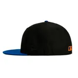 Gorro New Era 59FIFTY negro con visera azul y logo bordado de los St. Louis Cardinals en el frente. Presenta un parche conmemorativo del Busch Stadium en el lateral.