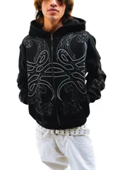 Hoodie con cierre frontal, color negro, con estampado gráfico de hojas de acanto en color blanco que recorre el frente y las mangas. Cuenta con bolsillos laterales y cierre metálico.