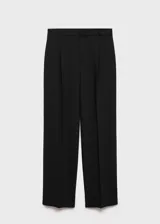 Pantalon de vestir de corte recto y tiro medio, confeccionado en tejido fluido con detalle de pinzas frontales. Cuenta con cierre de cremallera, botón y ganchos ocultos con tapeta, además de trabillas para cinturón y forro interior.