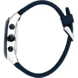 Reloj Maserati Traguardo con caja de acero inoxidable y esfera negra con funciones de cronógrafo. Presenta correa de silicona azul con el logo de la marca grabado y cierre de hebilla.