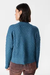 Sweater color crudo con cuello alto y diseño de tejido panal.