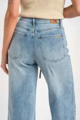 Jean wide leg de tiro medio en color celeste claro, con lavado clásico y cordón ajustable en la cintura.