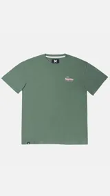 Camiseta verde de corte oversize, con estampado gráfico en la espalda con la leyenda "Lost in a Magic Paradise" en letras rosadas.