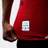 Camiseta de fútbol Umbro del Club Nacional de Football, modelo Away 2026. Diseño en color rojo con detalles en azul y blanco en el cuello y mangas. Incluye logo de Umbro, escudo del club y sponsor Antel en el frente.