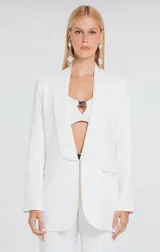 Blazer de sastreria color rosado viejo, de diseño estructurado con solapas tipo chal y bolsillos con solapa en el frente.