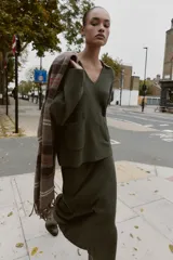 Falda midi de punto con textura suave y cintura elástica, de corte recto y diseño minimalista.