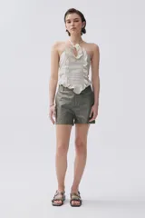 Top halter color crudo con volados y lazo en la espalda.