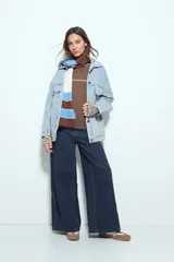 Remera de manga corta con silueta relajada y costuras a la vista en color blanco que contrastan sobre el tejido negro. Presenta un diseño moderno con terminaciones destacadas.