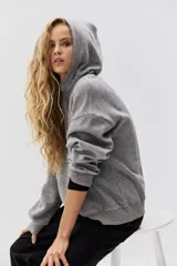 Buzo con capucha de doble capa, hombros caídos y bolsillo frontal tipo canguro. Presenta puños y bajo acanalados con interior suave.