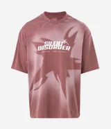 Remera de algodón con cuello redondo y manga corta, presenta un diseño estampado frontal con la frase 'Silent Disorder' en tipografía moderna sobre un gráfico abstracto.