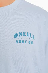Remera celeste de manga corta y cuello redondo, con pequeño estampado tipográfico de la marca en el pecho.
