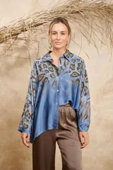Camisa celeste con estampado animal print en tonos marrones, de seda y manga 3/4.