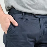 Bermuda de hombre Wrangler, corte chino slim fit, color azul marino.